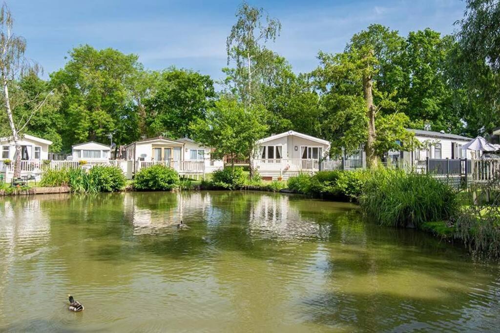 2 Bedroom Holiday Home - Access To Club House / Fishing Lake / Swimming Pool Clacton-on-Sea Exterior foto